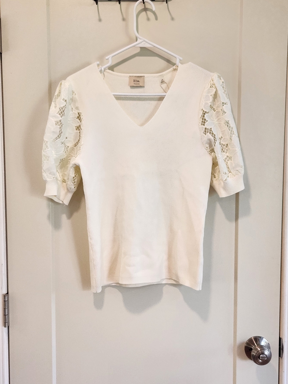Elie Tahari New With Tags Cream V-Neck Short Sleeve Top Floral Lace Sleeves L